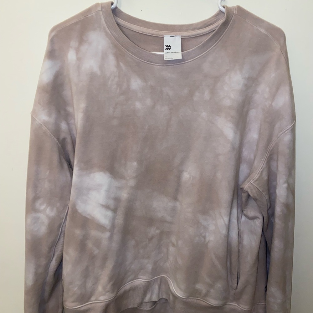 Light crewneck with pockets!